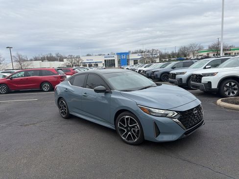 Used 2025 Nissan Sentra SR w/ SR Premium Package image 17