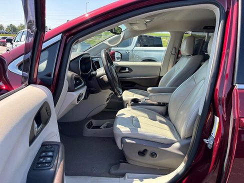Used 2020 Chrysler Pacifica Touring-L Plus w/ Tire & Wheel Group FWD image 9