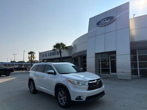 Used 2014 Toyota Highlander XLE AWD/4WD image 1