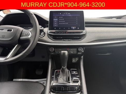 Used 2024 Jeep Compass Latitude image 11