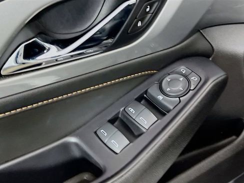 Used 2021 Chevrolet Traverse LT image 18