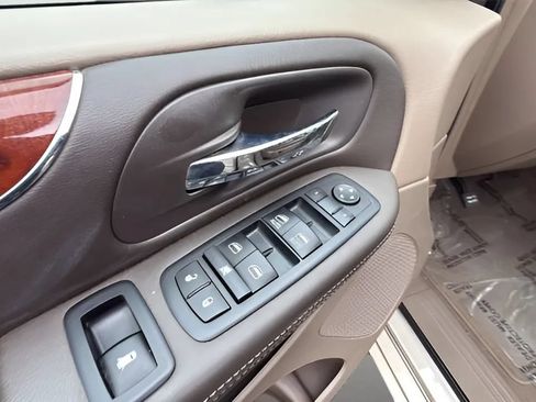 Used 2012 Chrysler Town & Country Touring w/ Entertainment Group #1 FWD image 17