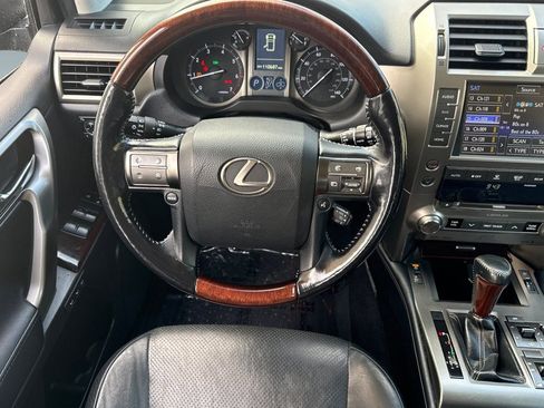 Used 2017 Lexus GX 460 Luxury w/ Preferred Accessory Package image 28