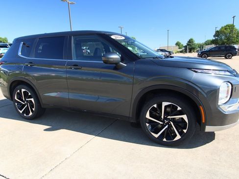 Used 2024 Mitsubishi Outlander SE AWD/4WD image 3