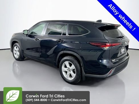 Used 2024 Toyota Highlander LE image 11