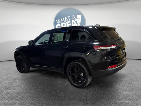 Used 2023 Jeep Grand Cherokee Altitude AWD/4WD image 6
