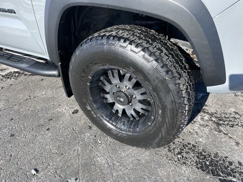 Used 2020 Toyota Tacoma TRD Off-Road image 3