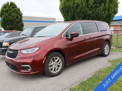 Used 2023 Chrysler Pacifica Touring-L FWD image 1