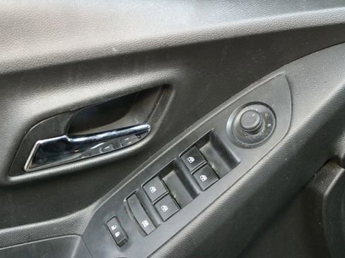 Used 2019 Chevrolet Trax LT w/ LT Convenience Package AWD/4WD image 16