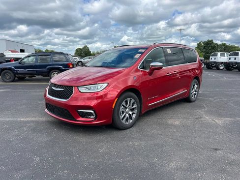 Used 2024 Chrysler Pacifica Pinnacle FWD image 4