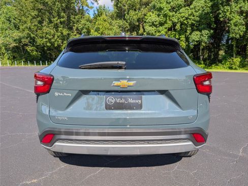 Used 2025 Chevrolet Trax LT FWD image 4