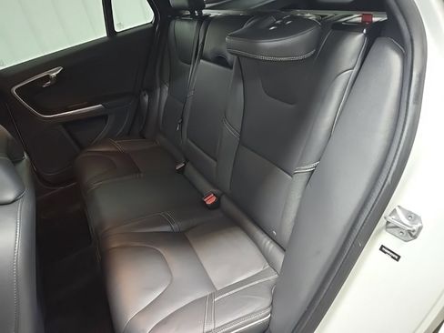 Used 2016 Volvo V60 T6 R-Design image 31