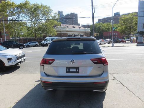 Used 2019 Volkswagen Tiguan SE w/ Panoramic Sunroof Package AWD/4WD image 8