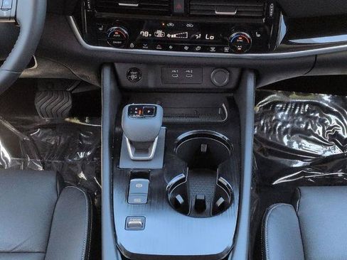 Certified 2025 Nissan Rogue SL w/ SL Premium Package FWD image 19