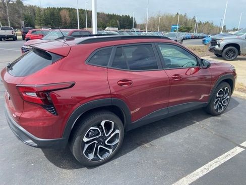 Used 2025 Chevrolet Trax RS w/ Sunroof Package image 3