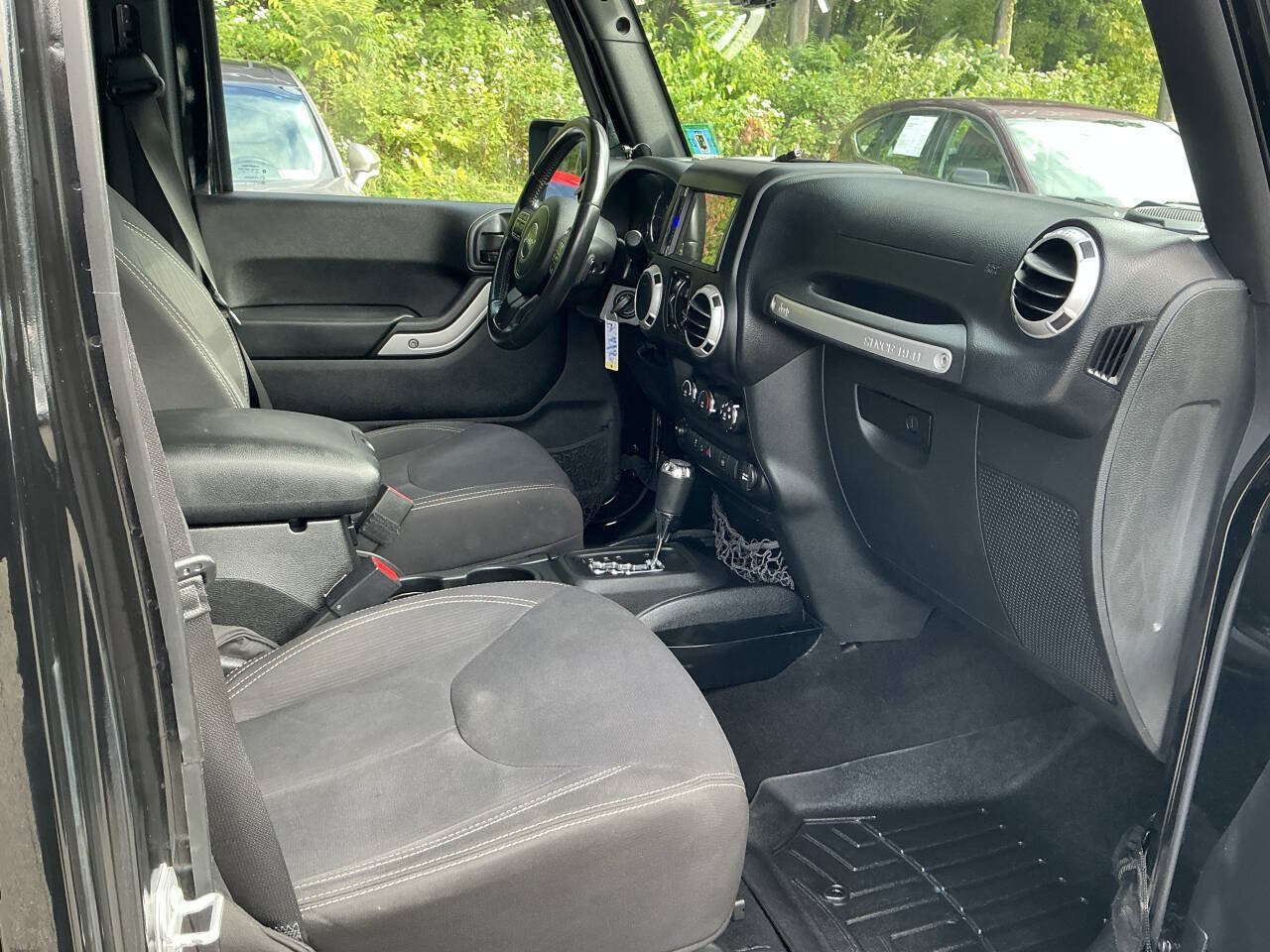 Used 2016 Jeep Wrangler Unlimited Sahara w/ Connectivity Group AWD/4WD image 31