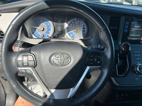 Used 2017 Toyota Sienna Limited Premium AWD/4WD image 19