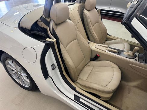Used 2004 BMW Z4 2.5i image 12