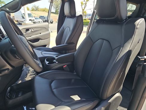 New 2027 Chrysler Pacifica Select FWD image 16
