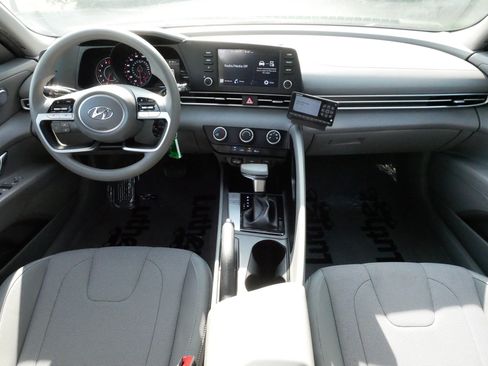 Used 2022 Hyundai Elantra SE FWD image 10