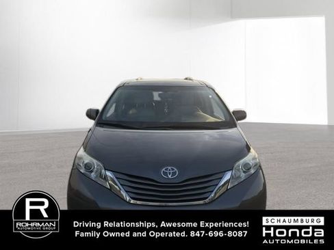 Used 2012 Toyota Sienna XLE FWD image 2