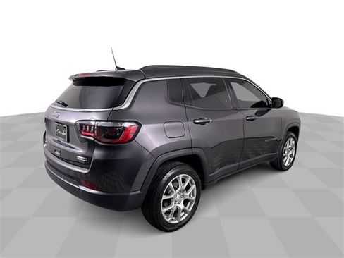 Used 2024 Jeep Compass Latitude image 8