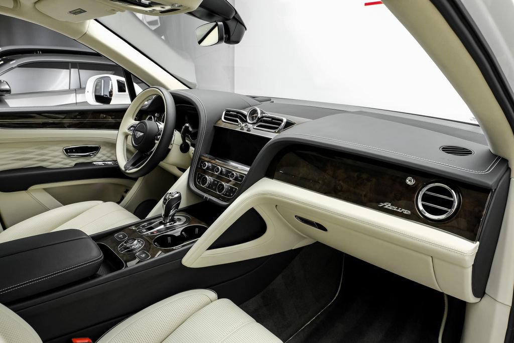 Used 2024 Bentley Bentayga AWD/4WD image 16