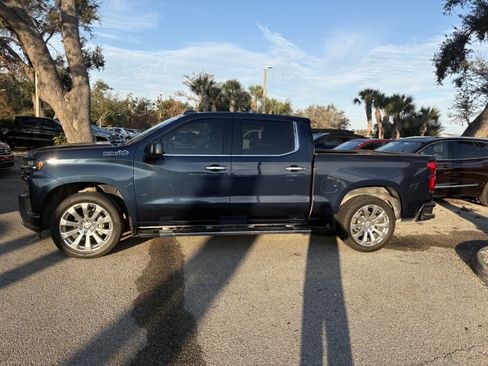 Used 2022 Chevrolet Silverado 1500 High Country w/ Technology Package image 3