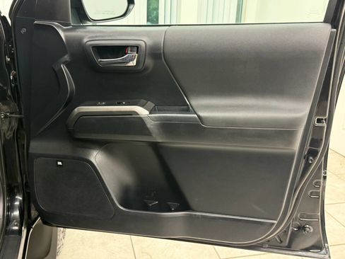 Used 2018 Toyota Tacoma TRD Sport AWD/4WD image 23