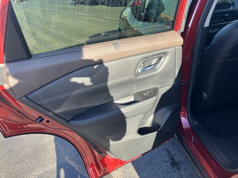 Used 2023 Nissan Rogue SL AWD/4WD image 14