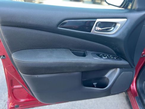 Used 2017 Nissan Pathfinder SV image 11