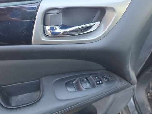 Used 2018 Nissan Pathfinder SV w/ SV Tech Package image 15