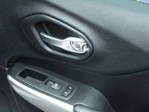 Used 2020 Jeep Cherokee Sport image 7