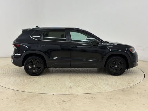 Used 2025 Volkswagen Taos SE w/ Panoramic Sunroof Package FWD image 8