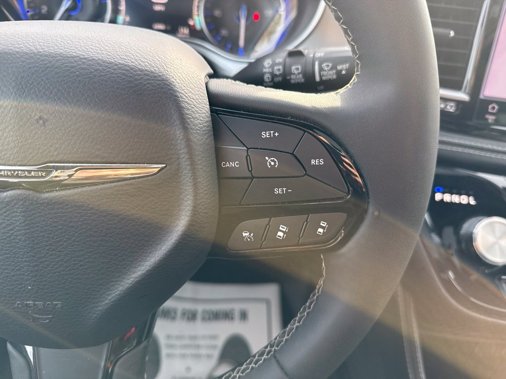 Used 2025 Chrysler Pacifica Limited FWD image 38