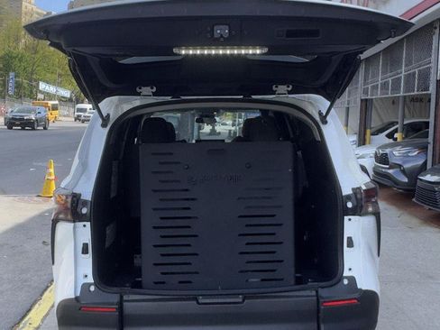 Used 2026 Toyota Sienna LE FWD image 6