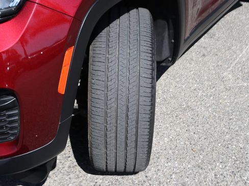 Used 2024 Jeep Grand Cherokee Altitude RWD image 44