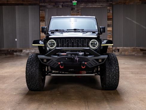Used 2020 Jeep Gladiator Rubicon AWD/4WD image 2