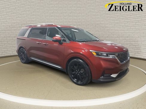 Used 2023 Kia Carnival SX Prestige image 3