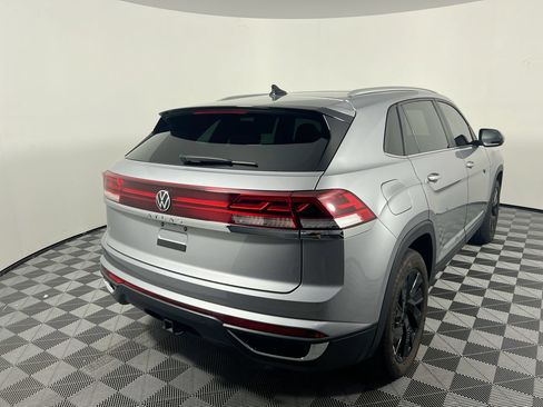 Used 2025 Volkswagen Atlas Cross Sport SE FWD image 3
