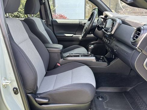 Used 2022 Toyota Tacoma TRD Off-Road w/ Technology Package AWD/4WD image 22