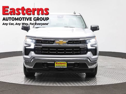 Used 2022 Chevrolet Silverado 1500 LT AWD/4WD image 2