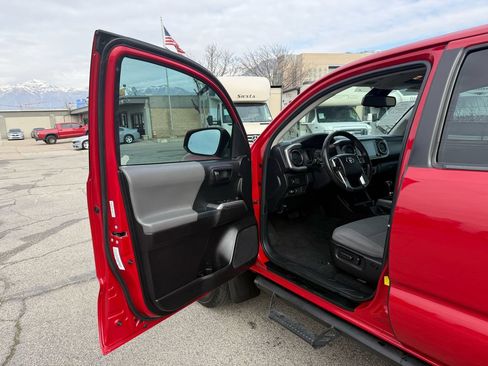 Used 2021 Toyota Tacoma SR5 AWD/4WD image 12