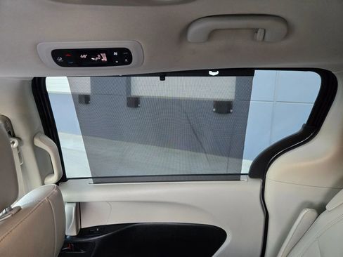 Used 2021 Chrysler Pacifica Touring-L w/ Premium & Safety Sphere Group image 38