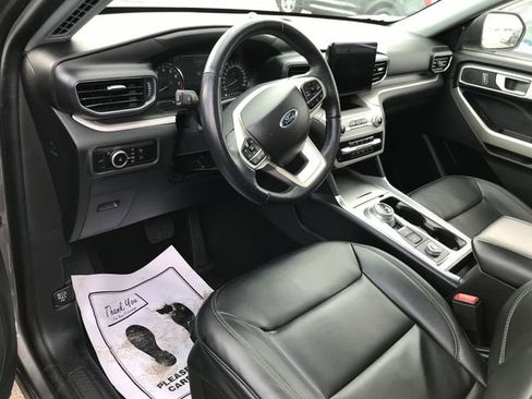 Used 2023 Ford Explorer XLT image 3