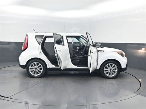 Used 2019 Kia Soul + image 40