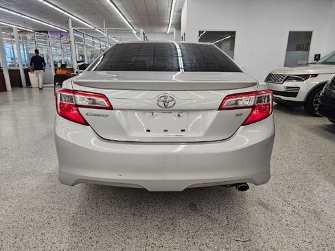Used 2014 Toyota Camry SE image 5