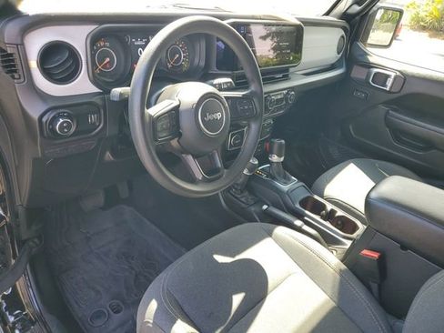 Used 2024 Jeep Gladiator Sport AWD/4WD image 17