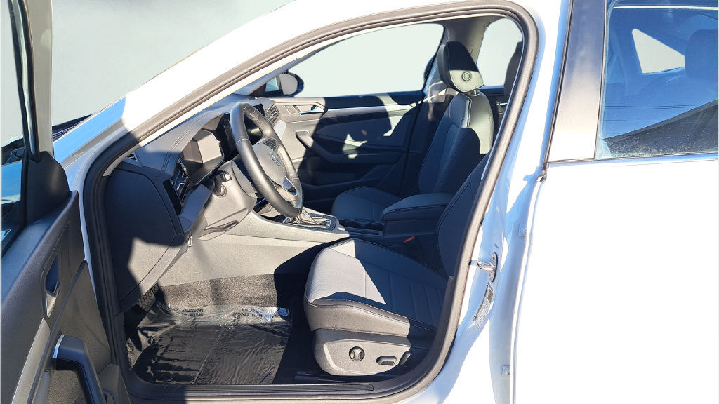 Used 2025 Volkswagen Jetta SE FWD image 10
