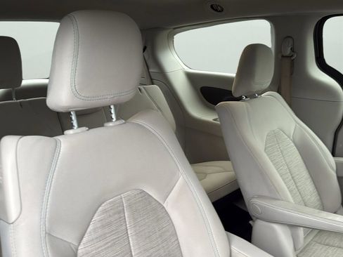 Used 2018 Chrysler Pacifica Touring Plus image 28